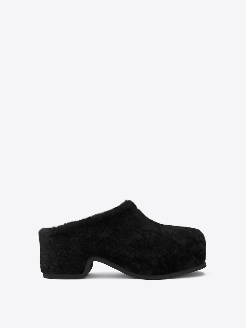 Shearling clogs